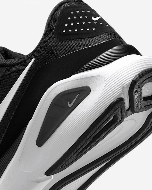 ....Nik.e Structure 26 White Blact